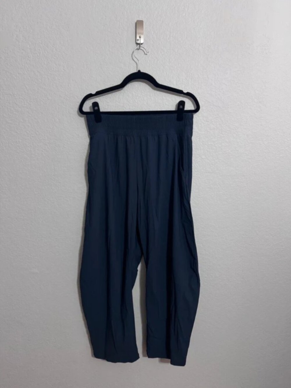 Old Navy High-Waisted SleekTech Go-Dry Barrel Ankle Pants Navy NWOT Size M